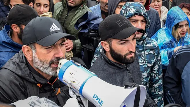 Nikol Paşinyan (solda) nümayişləri davam etdirməkdə qərarlı olduğunu bildirir