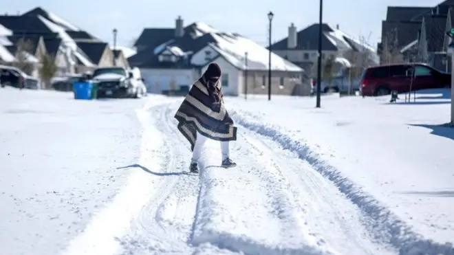 Rumah-rumah tanpa listrik di tengah udara ekstrem.