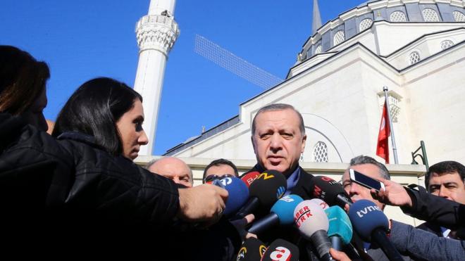 الرئيس التركي رجب طيب اردوغان متحدثا إلى الصحافيين بعد صلاة الجمعة في اسطنبول