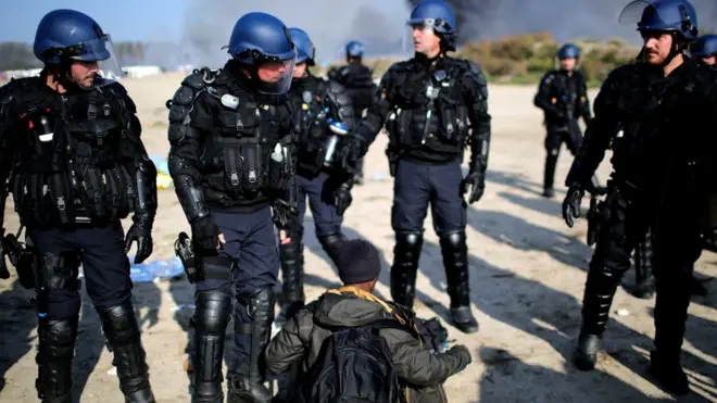 Полиция обыскивает мигранта