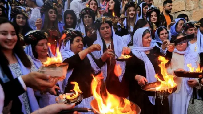 إيزيديون عراقيون يزورون معبد لالش في العراق، للاحتفال برأس السنة الإيزيدية.