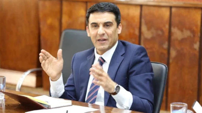 واحد نوشېر د بانک په دروازه کې د ساتونکو لخوا ودرول شو او د ننه تلو اجازه یې ورنکړه