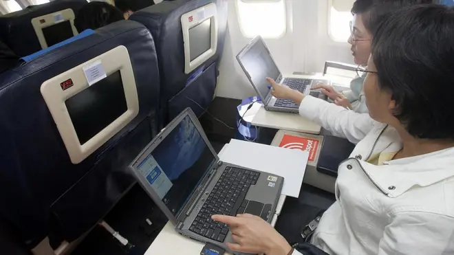 Зазвичай електроніка на кшталт ноутбуків дозволена на борту