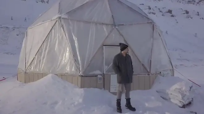 Мешканець найпівнічнішого поселення на Землі містечка Лонг'їр вирощує овочі. Його найамбітніші плани передбачають поширення технології на всю планету.