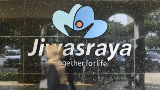 Pemerintah sudah memiliki skenario untuk menangani masalah kekurangan modal PT Asuransi Jiwasraya (Persero) yakni dengan cara pembentukan anak usaha PT Jiwasraya Putra. Warga melintas di depan kantor Asuransi Jiwasraya di Jalan Juanda, Jakarta, Rabu (11/12)