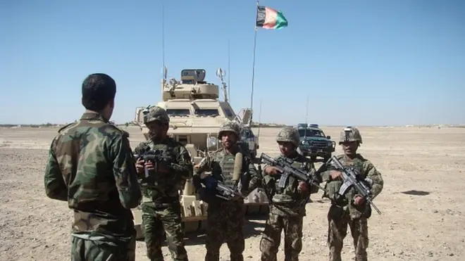 واشنګټن پوسټورځپاڼه وایي، ځیني قومندانان ان د هغو سرتېرو معاشونه هم اخلي چې وار د مخه په جګړو کې وژل شوي دي.