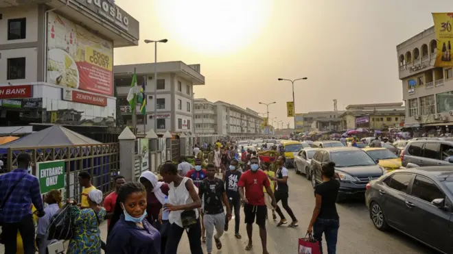 File foto of pipo dey move around for Lagos, Nigeria in di middle of coronavirus