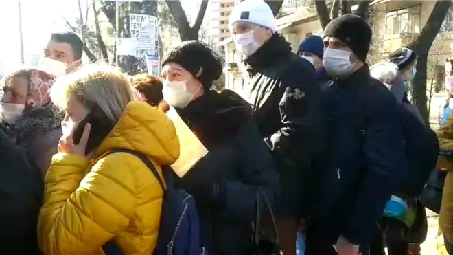 Черга на автобус №118 біля станції метро Чернігівська