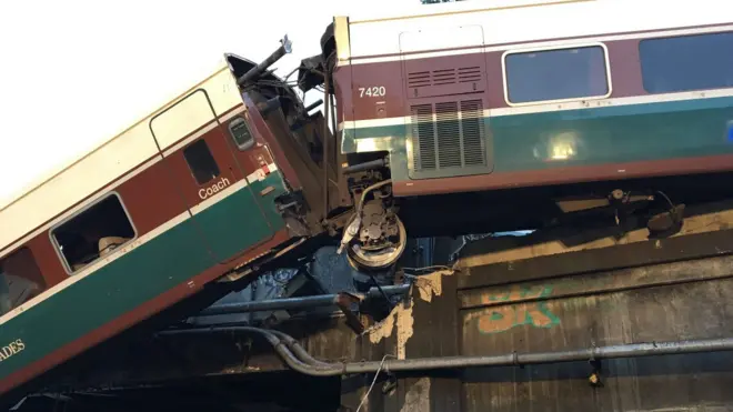 Tren descarrilado de Amtrak.