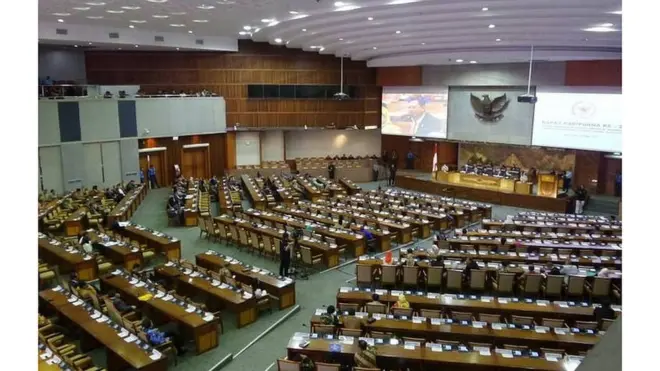 Sejak rapat paripurna yang dipimpin Wakil Ketua DPR Fadli Zon itu dibuka, sekitar pukul 10.30 WIB, pelbagai interupsi, baik pro maupun kontra Perppu Ormas bermunculan.