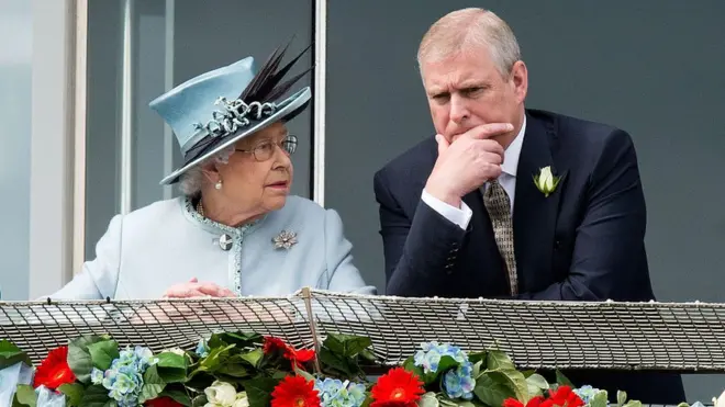 สมเด็จพระราชินีนาถเอลิซาเบธที่ 2 และเจ้าชายแอนดรูว์ ดยุคแห่งยอร์ก พระราชโอรส