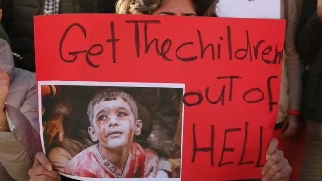 За даними ЮНІСЕФ, сотні дітей, у тому числі сироти, залишаються в пастці у східній частині Алеппо