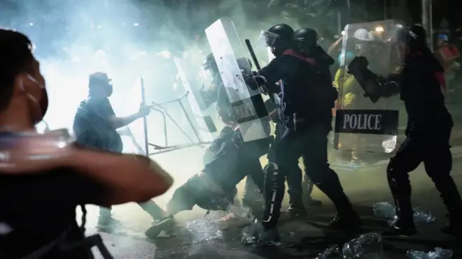 ตำรวจกระชับพื้นที่บริเวณสนามหลวง และทยอยจับกุมผู้ชุมนุมที่ไม่ยอมกลับบ้าน