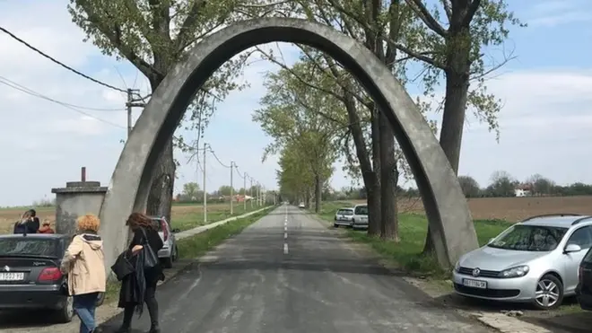 Улаз у насеље 13. мај у коме је пронађена масовна гробница