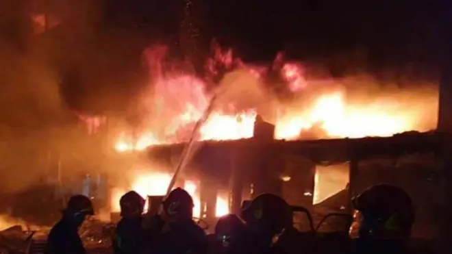 আগুন নেভানোর চেষ্টা করছে দমকল বাহিনী