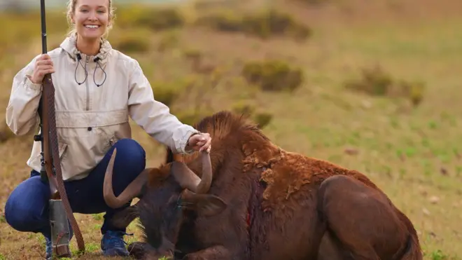 Las fotos en la que los cazadores posan junto a sus presas causan indignación entre quienes se oponen a esta práctica.