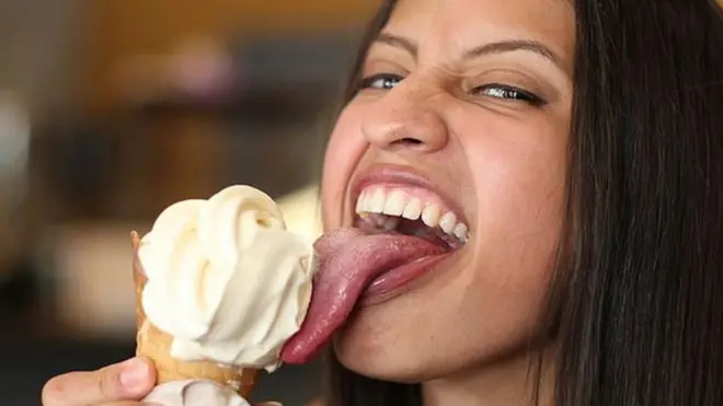 ఐస్ క్రీమ్ తింటున్న అమ్మాయి