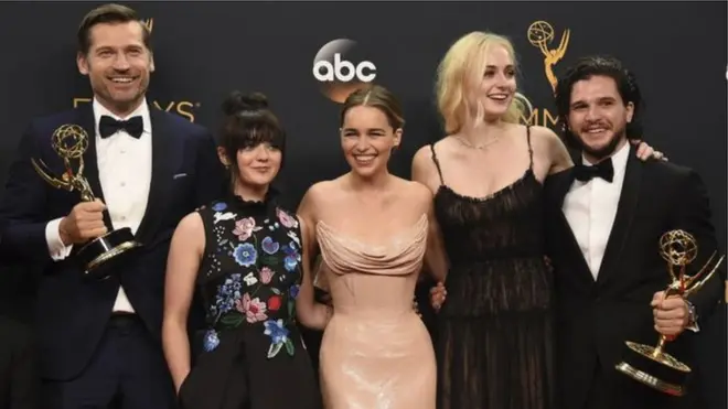 Com os três Emmys que ganhou neste domingo, a série Game of Thrones desbancou a sitcom Frasier e tem agora recorde7games a baixar aplicativo38 estatuetas na premiação