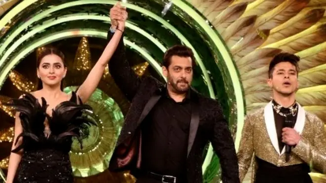 तेजस्वी प्रकाश को विजेता होने का एलान करते सलमान ख़ान. साथ में प्रतीक सहजपाल