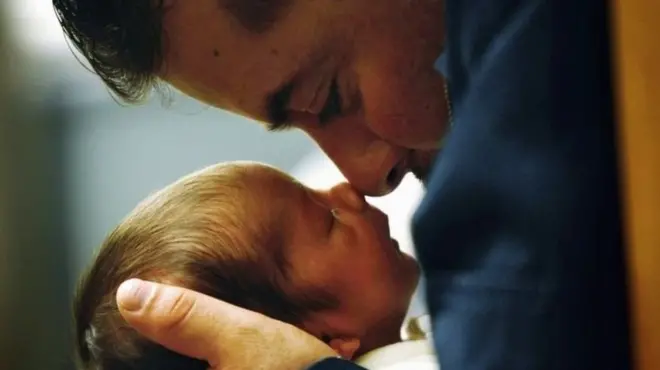 والد اپنے بچے کے ساتھ