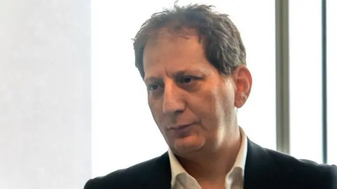 بابک زنجانی در حال صحبت با یکی از اعضای طالبان