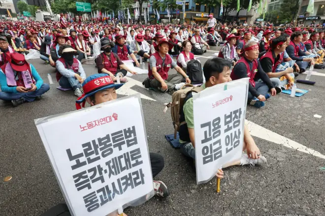 전국민주노동조합총연맹(민주노총) 조합원들의 파업 장면