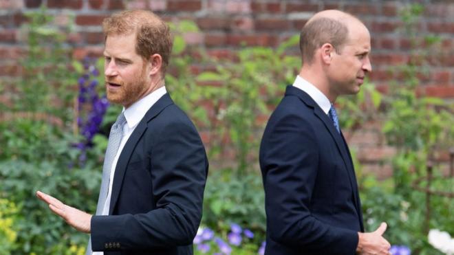 Britain Prince Harry, Duke of Sussex (L) and Britain's Prince William, Duke of Cambridge attend di unveiling of a statue of dia mother, Princess Diana for di Sunken Garden in Kensington Palace, London on July 1, 2021, wey for be her 60th birthday.