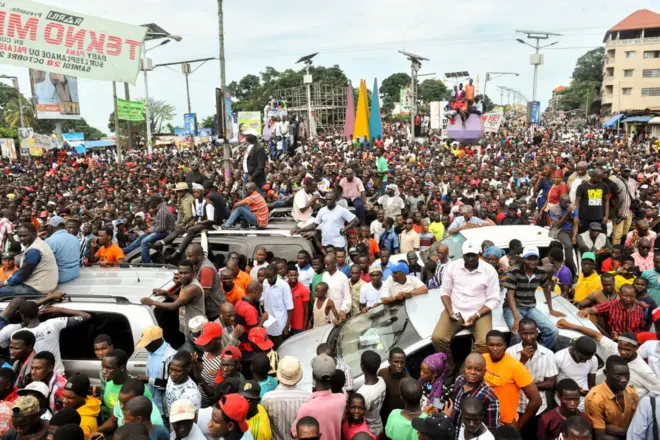 Une foule de militants participent à une manifestation d'un parti de l'opposition à Conakry