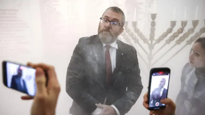 Grzegorz Braun, członek skrajnie prawicowej partii Konfederacja, został sfotografowany po użyciu gaśnicy do zgaszenia świec na menorze zapalonej podczas obchodów Chanuki w budynku parlamentu w Warszawie.
