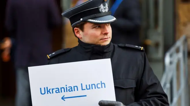 Поліцейський у Мюнхені тримає знак Ukrainian Lunch