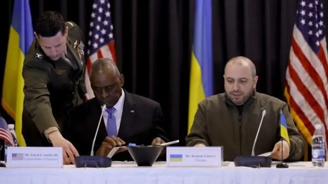 Lloyd Austin yizeza incuti ziwe za Bulaya ko ubutegetsi bwa Perezida Joe Biden butarota butezura mu gushigikira Ukraine