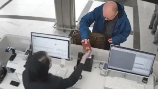 تلویزیون رسمی ایران تصاویری از دیپلمات هلندی و چمدان او در فرودگاه امام خمینی تهران پخش کرده است