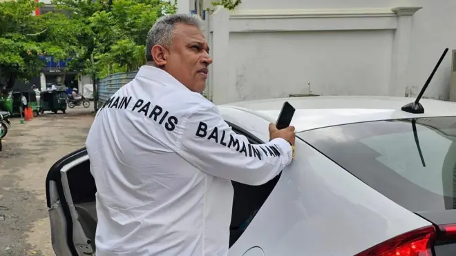 අතුරුගිරිය, ඔරුවල ප්‍රදේශයේ දී අද (ජුලි 8 වැනිදා) සිදුවූ වෙඩිතැබීමකින් ප්‍රසිද්ධ ව්‍යාපාරිකයෙකු වන සුරේන්ද්‍ර වසන්ත නොහොත් 'ක්ලබ් වසන්ත' ඇතුළු තවත් පුද්ගලයෙකු මියගොස් තිබෙන බව පොලිස් මාධ්‍ය ප්‍රකාශක කාර්යාලය පවසයි.