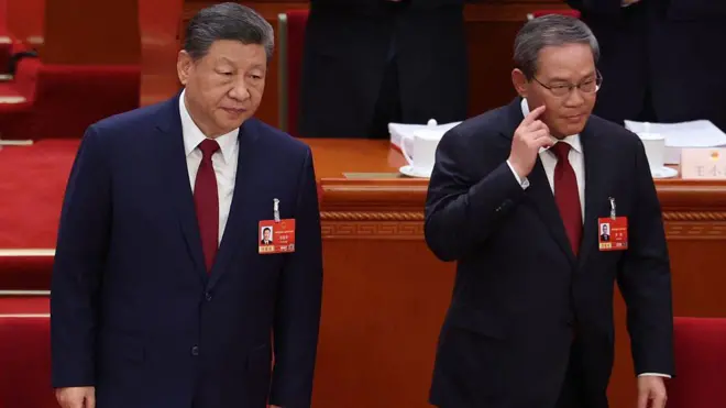 中国国家主席习近平与总理李强并肩而立，于 3 月 5 日在北京人民大会堂举行的全国人民代表大会（NPC）开幕会上就座。