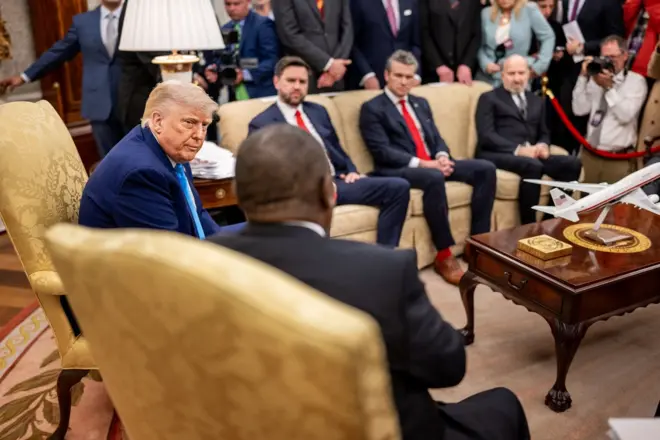 O presidente dos EUA, Donald Trump, durante encontro como presidente da África do Sul, Cyril Ramaphosa, no Salão Oval da Casa Branca, em maio de 2025