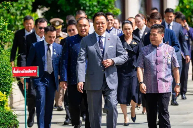 นายกฯ อนุทิน ชาญวีรกูล บอกว่า “เรื่องมั่นใจ มันไม่มีใครมั่นใจหรอก เพราะเราไม่ใช่เป็นคนตัดสิน” หลังถูกถามว่ามั่นใจหรือไม่ว่า พ.ร.ก.กู้เงิน 4 แสนล้านบาทจะไม่ขัดรัฐธรรมนูญ