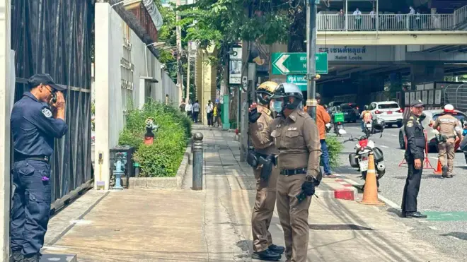 စက်တင်ဘာ ၂၃ ရက်က ဘန်ကောက်မြို့ စစ်ကောင်စီမြန်မာသံရုံးရှေ့မှာ ထိုင်းမျိုးချစ်အဖွဲ့တွေ ဆန္ဒထုတ်ဖော်နေတဲ့အချိန် ထိုင်းရဲတွေ စောင့်ကြပ်နေတဲ့မြင်ကွင်း