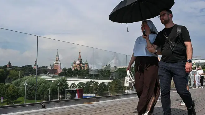 Перехожі на вулиці Москви