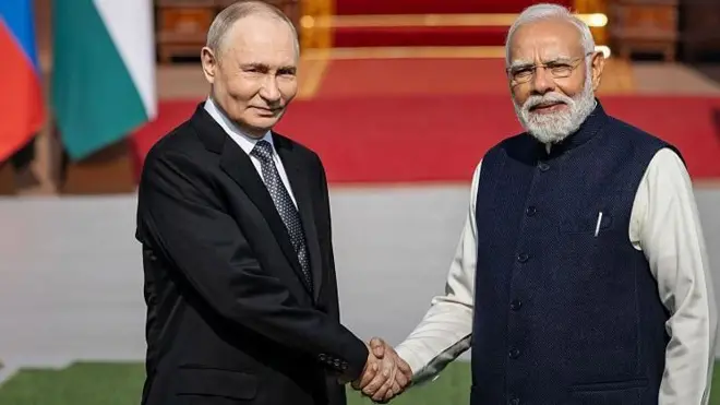 व्लादिमिर पुतीन आणि नरेंद्र मोदी 