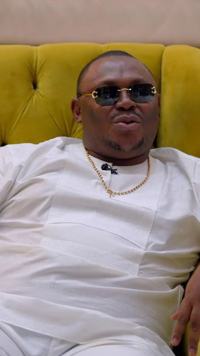 Francis Nwaogwugwu 'Vintage', yi uwe ọcha ma na-agwa BBC news okwu na mkparịtaụka anyị na ya nwere n'ụlọọrụ ya dị na Legọs.