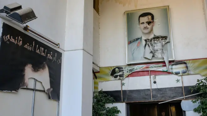 يُظهِر سجن فرع فلسطين في سوريا، بأكوام من وثائق الاستجوابات والتقارير، ومجموعة الزنازين المظلمة الرطبة، القسوة المنهجية لنظام بشار الأسد المخلوع، في دمشق، سوريا