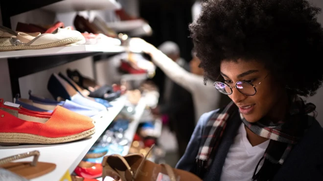 زنی در کفش‌فروشی