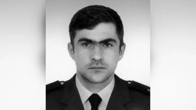 Чорно-білий портрет Олександра Питайчука у парадній формі ДСНС.