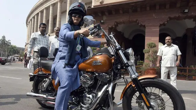 2016 मध्ये भारतीय खासदार रणजित रंजन हार्ले डेव्हिडसन ही बाईक चालवताना