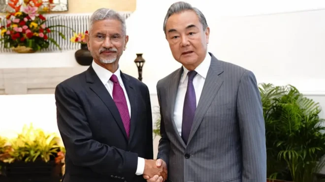 وانگ ویی، وزیر امور خارجه چین، گفته است که هند و چین باید یکدیگر را به عنوان شریک ببینند نه رقیب یا تهدید