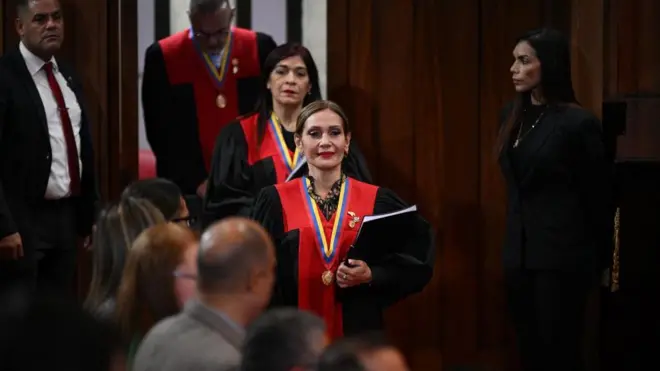 La presidenta del Tribunal Supremo de Venezuela, Caryslia Rodríguez, seguida de otros magistrados. 