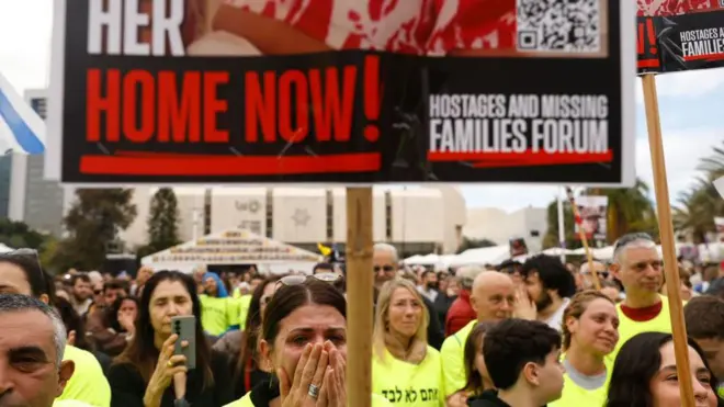 Родственники заложников с плакатами