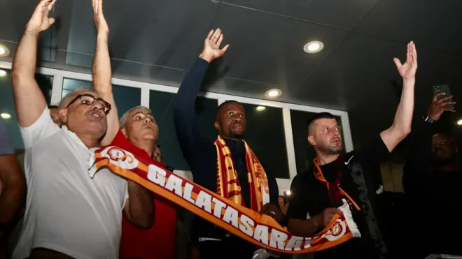 Wilfried Zaha'yı havaalanında Galatasaraylı taraftarlar karşıladı.