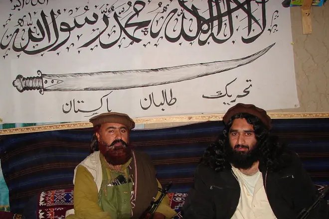 دوه وسله وال کسان د پاکستاني طالبانو له بیرغ سره.