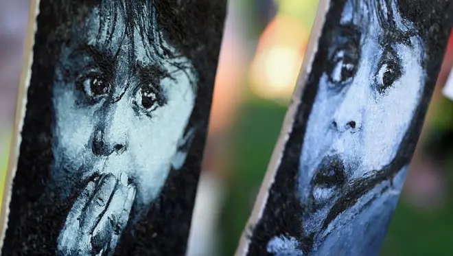 Pinturas em preto e branco de rostos de bebês ciganos